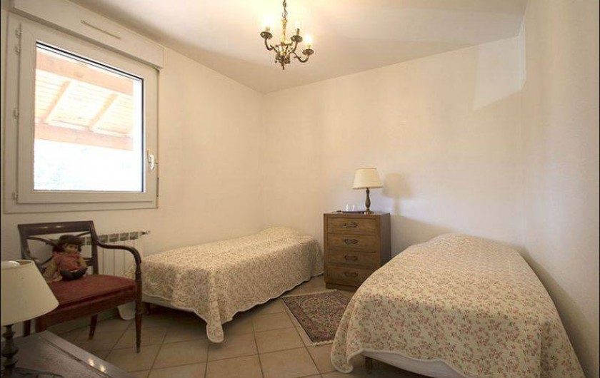 Location de vacances - Gîte à Millau - Chambre 2 lits simple avec lavabo et douche indépendants.