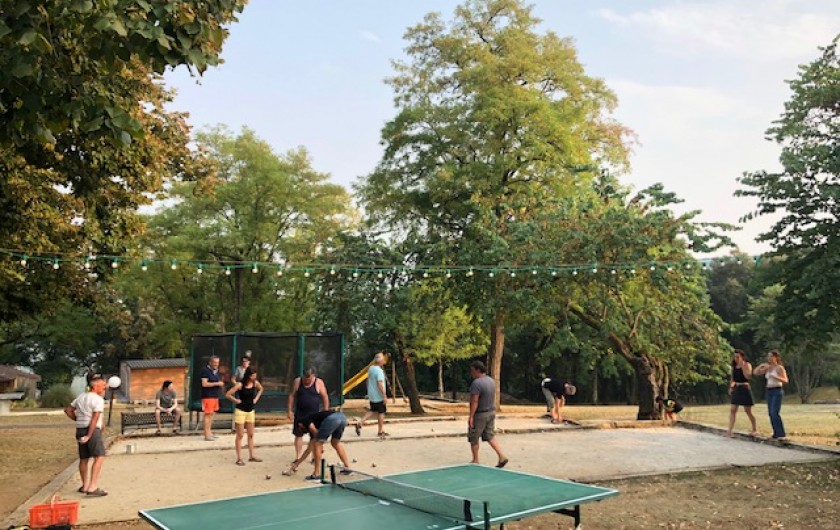 Location de vacances - Gîte à Saint-Denis-lès-Martel - Terrain de pétanque, jeux du parc,  vue de la halle + aire de jeux  pour petits