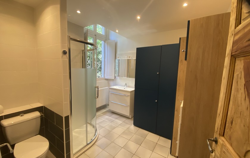 Location de vacances - Appartement à Villeneuve-lès-Avignon - Salle de douche très fonctionnelle et spacieuse avec dressing