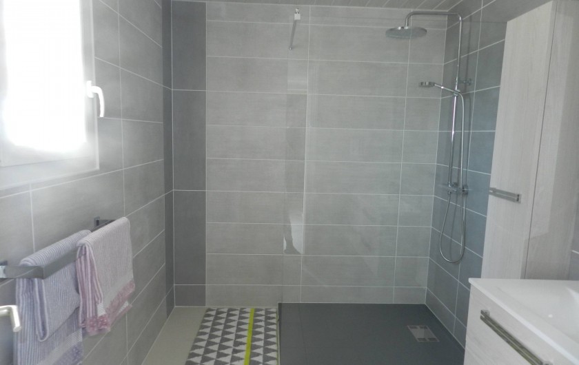 Location de vacances - Gîte à Plouhinec - Grande salle d'eau avec douche  et double vasque