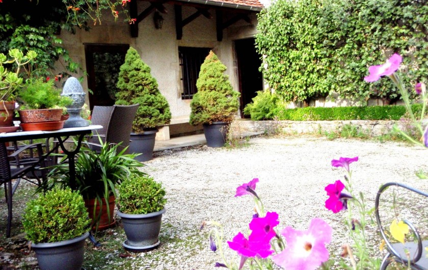 Location de vacances - Gîte à Sancey-le-Grand - la cour intérieure