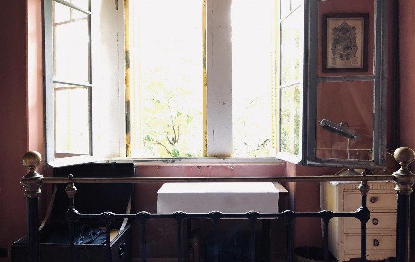 Location de vacances - Maison - Villa à Ajaccio - Chambre rose, bureau sous fenêtre