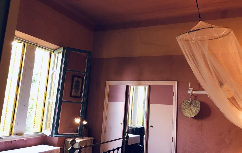 Location de vacances - Maison - Villa à Ajaccio - Chambre rose, placard avec miroir