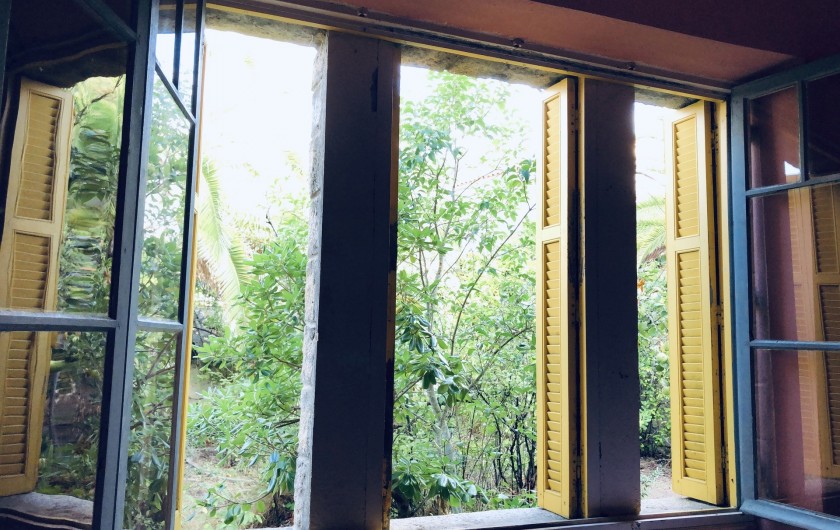 Location de vacances - Maison - Villa à Ajaccio - Chambre rose, la fenêtre donne sur le jardin