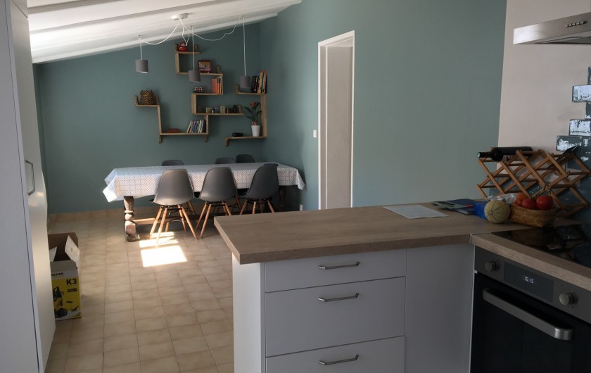 Location de vacances - Villa à Les Sables-d'Olonne - séjour vu depuis la cuisine