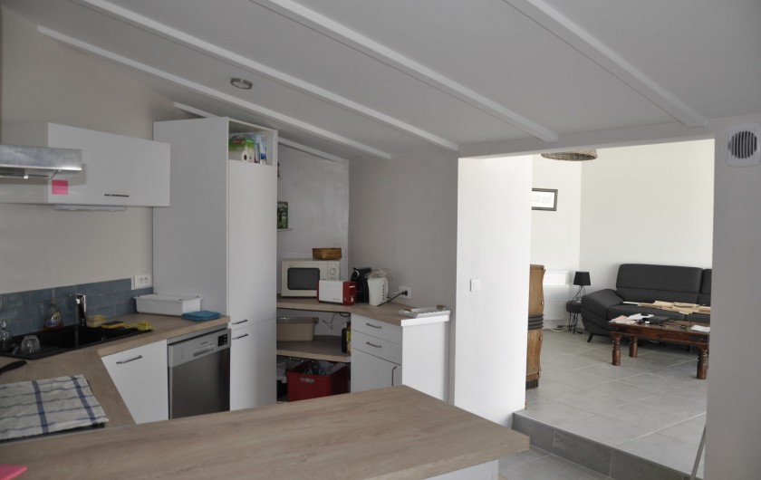 Location de vacances - Villa à Les Sables-d'Olonne - Cuisine avec salon au fond