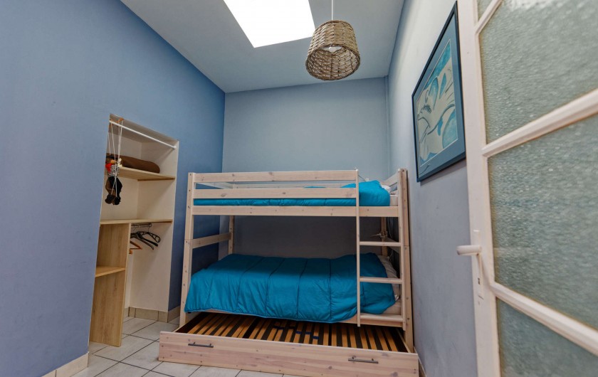 Location de vacances - Villa à Les Sables-d'Olonne - Chambre 2 avec lits superposés + 1 lit gigogne