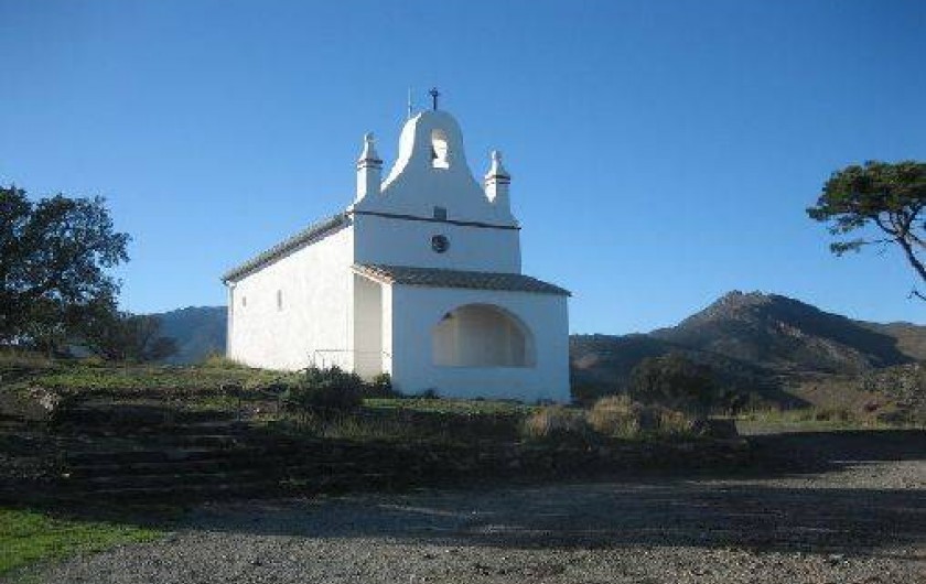 Location de vacances - Appartement à Banyuls-sur-Mer - chapelle dans la montagne au-dessus de chez nous