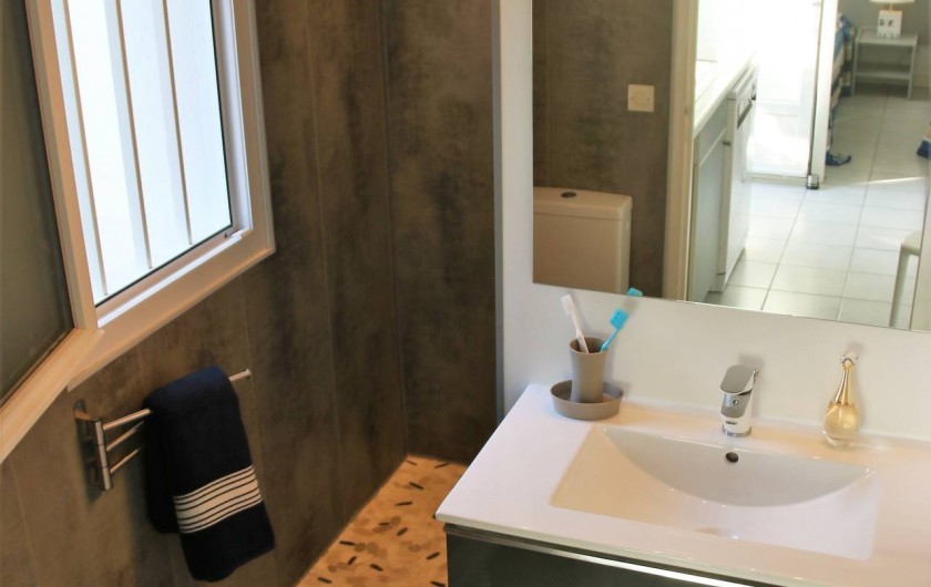 Location de vacances - Maison - Villa à Sainte-Marie-de-Ré - Lavabo et douche à l'italienne..