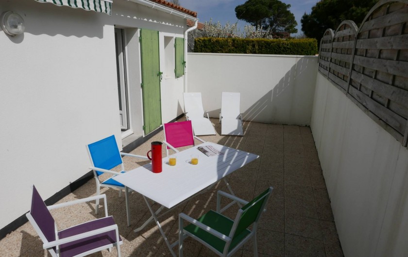 Location de vacances - Maison - Villa à Sainte-Marie-de-Ré - Une partie de la terrasse plein sud