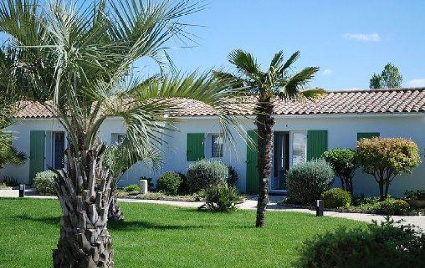 Location de vacances - Maison - Villa à Sainte-Marie-de-Ré - jardin et vue villade plain-pied