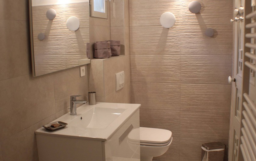 Location de vacances - Villa à Porto-Vecchio - salle de bain pour la chambre du bas