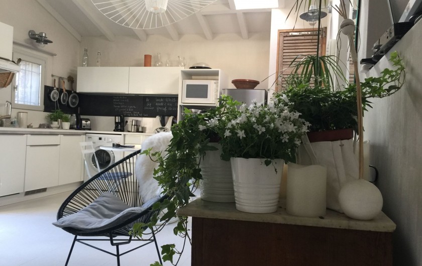 Location de vacances - Villa à Porto-Vecchio - vue de la pièce à vivre et cuisine