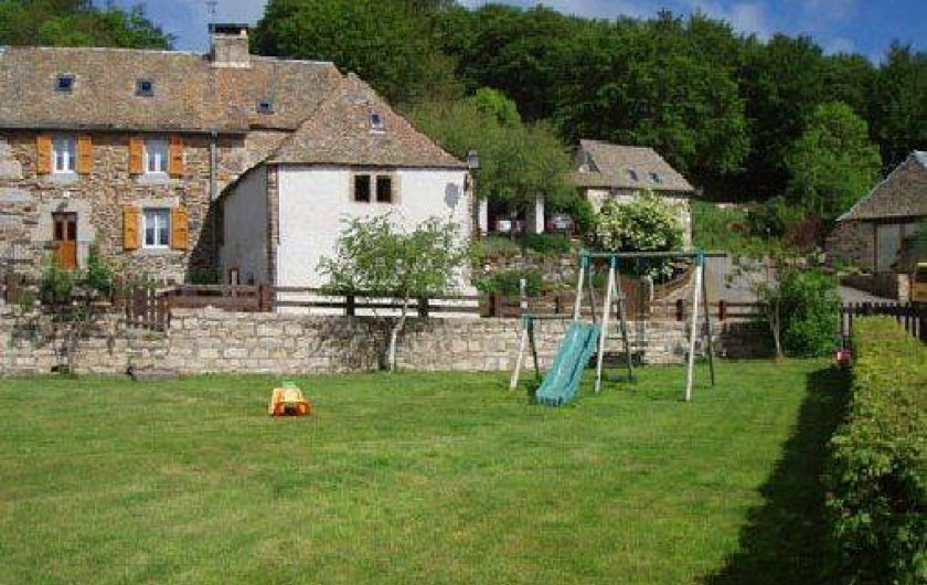 Location de vacances - Gîte à Saint-Pierre-de-Nogaret - Terrain avec portique balançoire-toboggan...