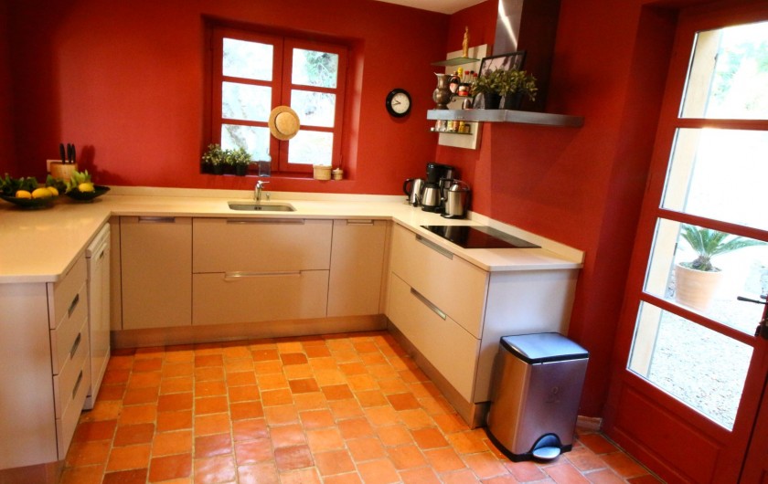 Location de vacances - Mas à Sanary-sur-Mer - cuisine tout équipée ;  lave vaisselle , micro- onde,  plaques electriques ect