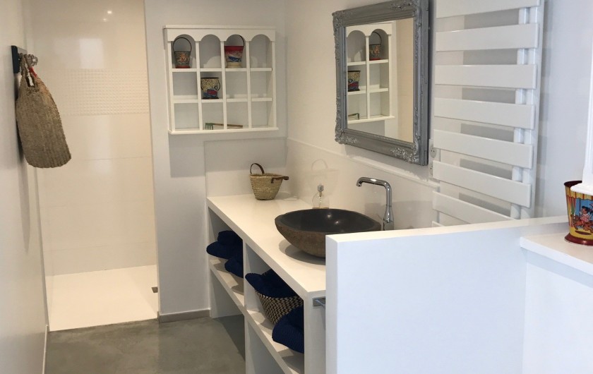 salle d'eau commune aux chambres 1 et 2 grande douche italienne vasque   wc