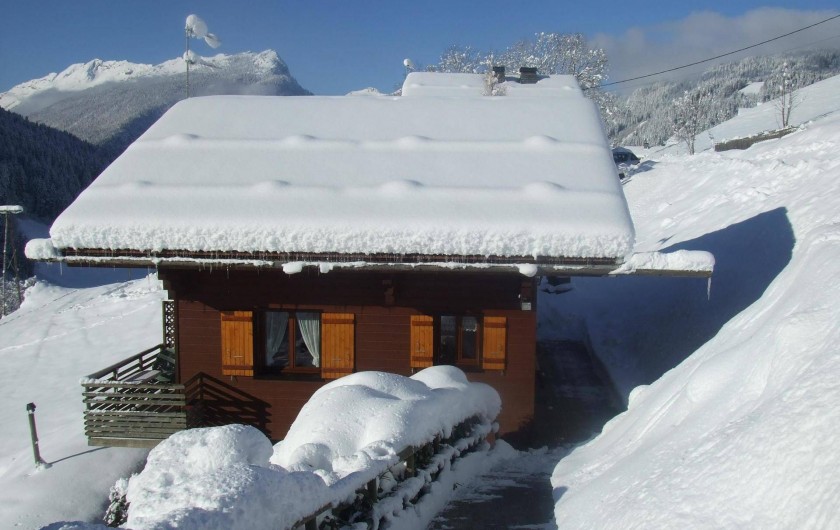 Location de vacances - Appartement à Le Grand-Bornand - descente - accès piéton - vue appt gauche