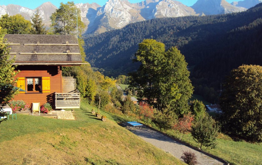 Location de vacances - Appartement à Le Grand-Bornand - Vue extérieur avec terrain de jeux en commun