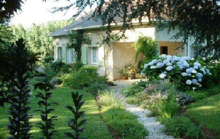 Location de vacances - Chambre d'hôtes à Habas - Façade principale de la maison avec chemin d'accès aux chambres d'hôtes.