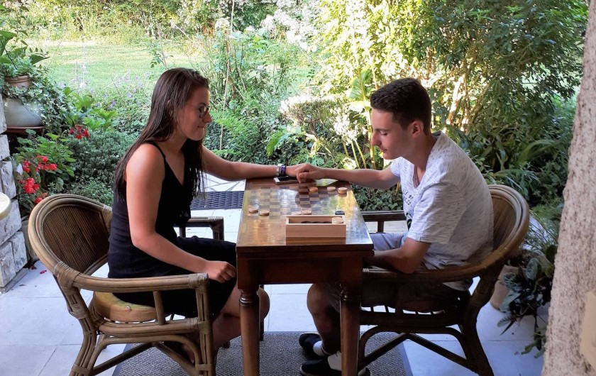 Location de vacances - Chambre d'hôtes à Habas - Il fait très chaud :  jeu  de dames ou d'échecs à l'ombre sur la terrasse.