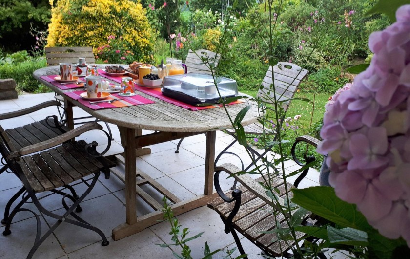 Location de vacances - Chambre d'hôtes à Habas - Petit déjeuner terrasse en juin