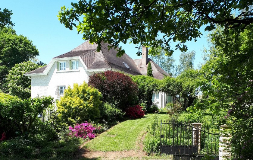 Location de vacances - Chambre d'hôtes à Habas - Façade sud, côté piscine cachée derrière les arbustes.