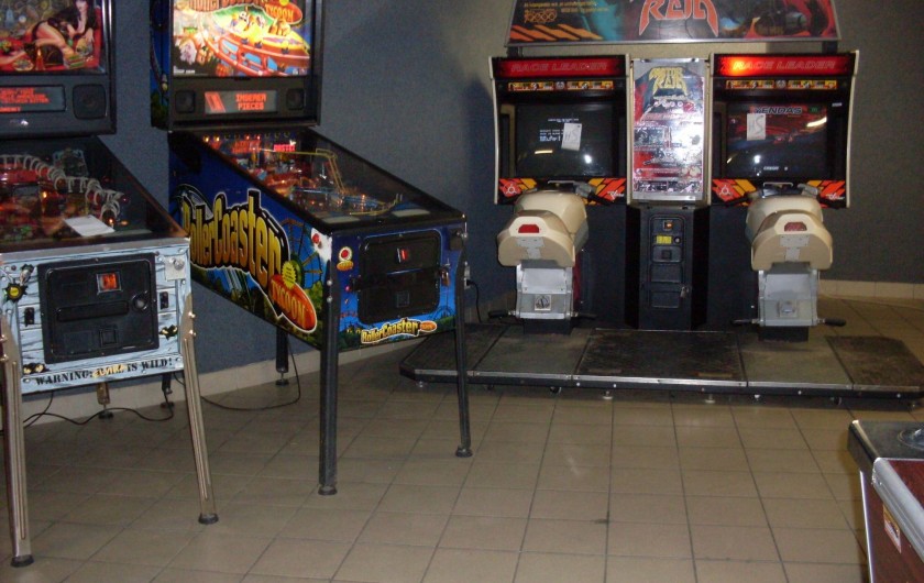 Location de vacances - Camping à Saint-Jean-de-Monts - salle de jeux (une partie des jeux)