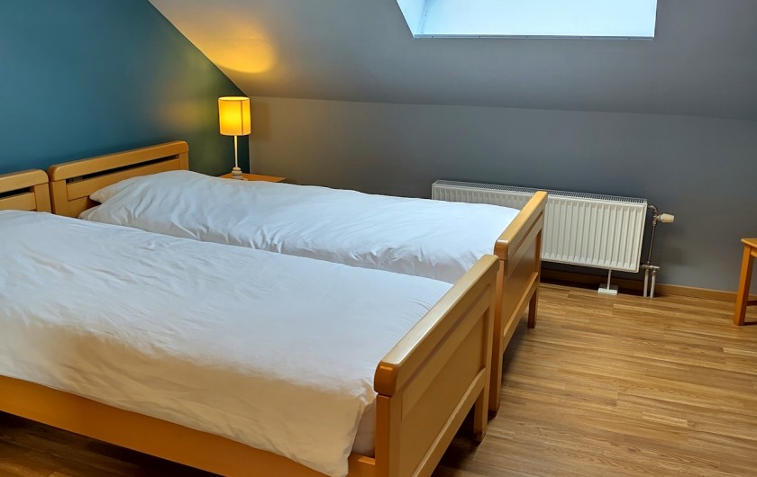 Location de vacances - Gîte à Paliseul - chambre avec deux lits simples au deuxième étage.