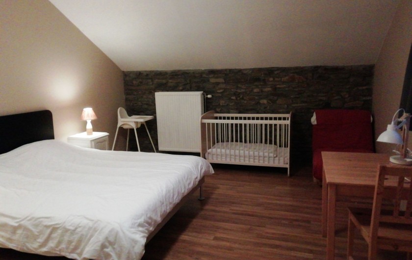 Location de vacances - Gîte à Paliseul - chambre avec lit double et lit bébé au premier