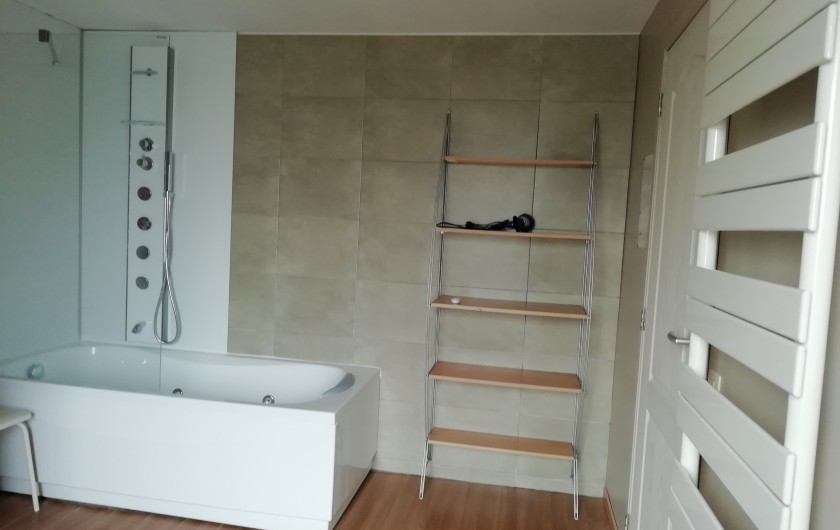 Location de vacances - Gîte à Paliseul - salle de bain avec bain à bulles, lavabo et douche