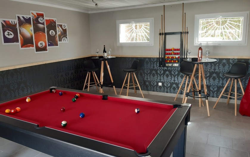 Location de vacances - Villa à Saint-Dézéry - nouvelle salle de jeux avec billard