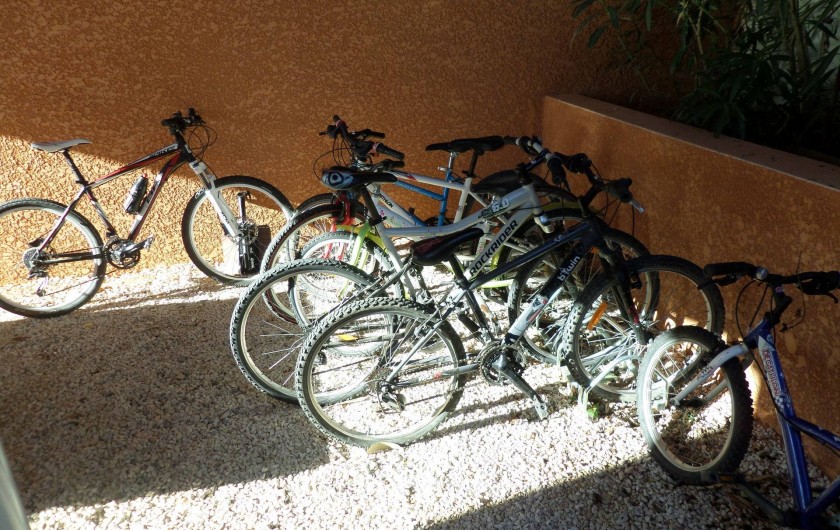 Location de vacances - Villa à Saint-Dézéry - velo a disposition avec table de ping pong
