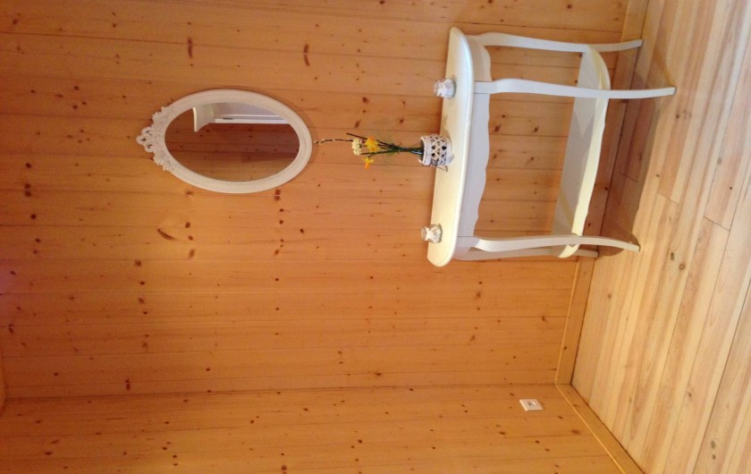 Location de vacances - Chalet à Grigneuseville - console et miroir dans la chambre