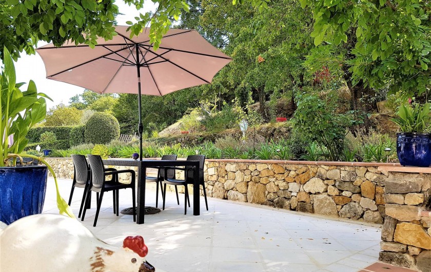 Location de vacances - Chambre d'hôtes à Grasse - La terrasse de la chambre des roses.