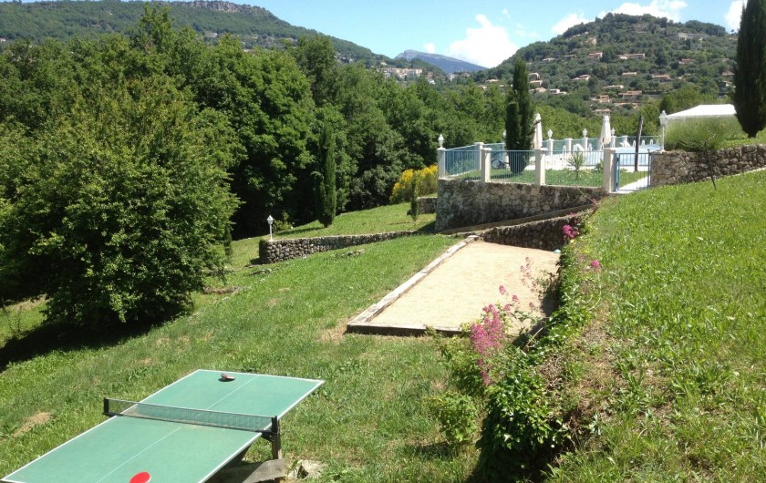 Location de vacances - Chambre d'hôtes à Grasse - Le terrain de pétanque et la table de ping-pong.