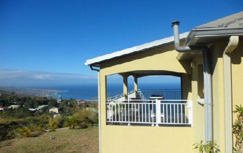 Location de vacances - Villa à Trois Bassins - côté de la villa avec vue panoramique sur lagon