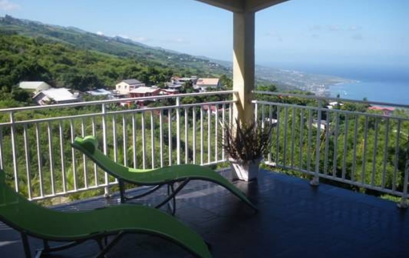 Location de vacances - Villa à Trois Bassins - Transat sur terrasse vue sur le lagon