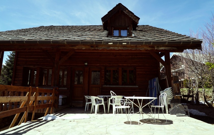Location de vacances - Chalet à Les Deux Alpes - terrasse vue jardin