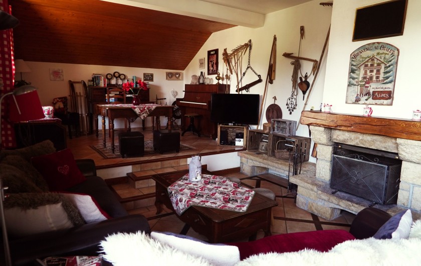 Location de vacances - Chalet à Les Deux Alpes - salon cheminée piano