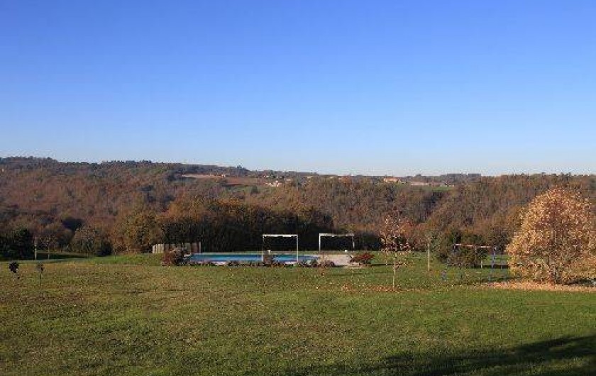 Location de vacances - Gîte à Saint-Amand-de-Coly - la piscine dans son environnement