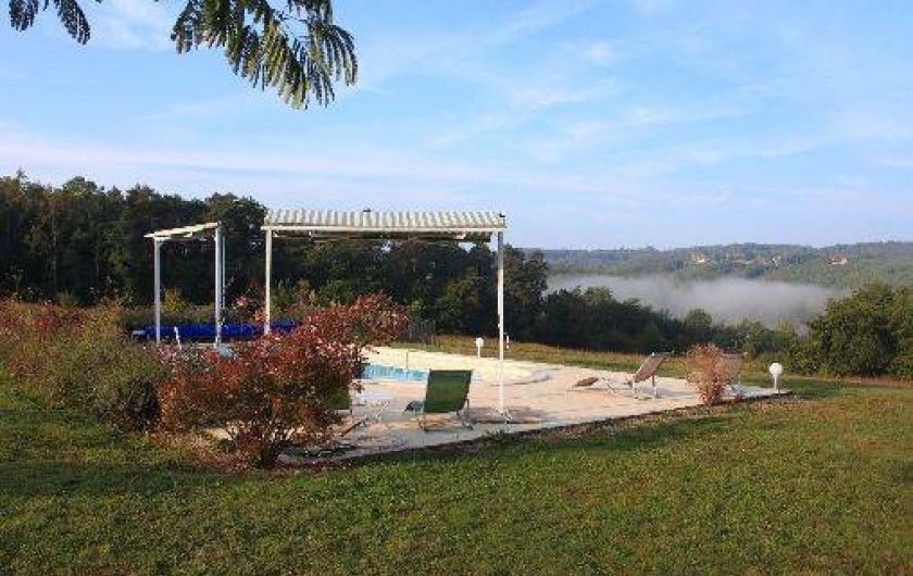 Location de vacances - Gîte à Saint-Amand-de-Coly - la piscine avec vue panoramique sur la campagne