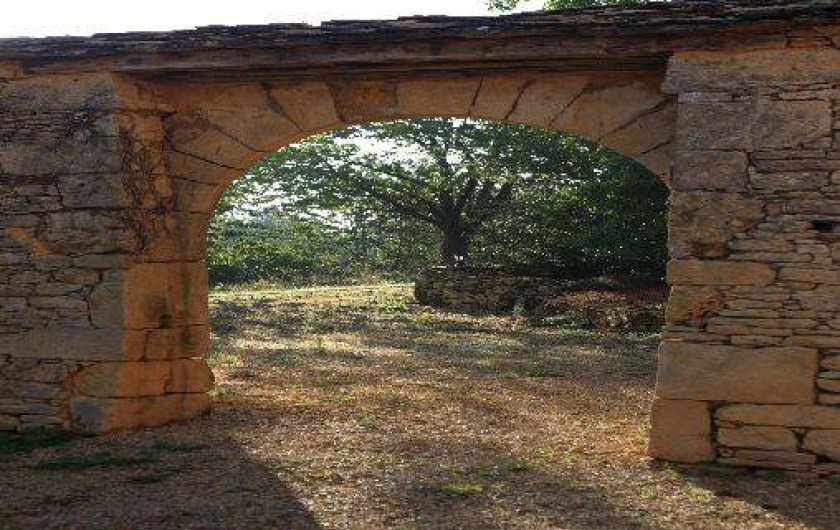 Location de vacances - Gîte à Saint-Amand-de-Coly - l'arche du 16è siècle