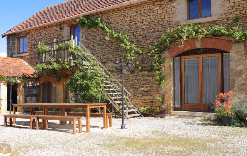Location de vacances - Gîte à Saint-Amand-de-Coly - le gîte - tables et éclairage pour les repas nocturnes !
