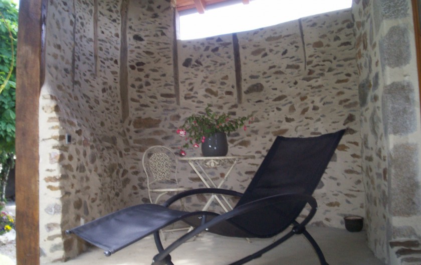 Location de vacances - Gîte à Saint-Étienne-de-Maurs - Petite terrasse à gauche de la porte fenêtre arrondie