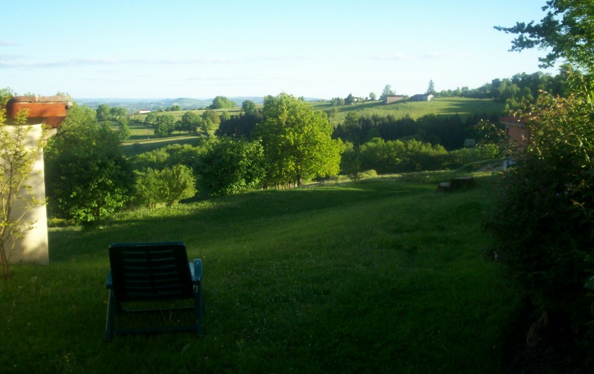Location de vacances - Gîte à Saint-Étienne-de-Maurs - Vue dégagée du parc devant terrasse