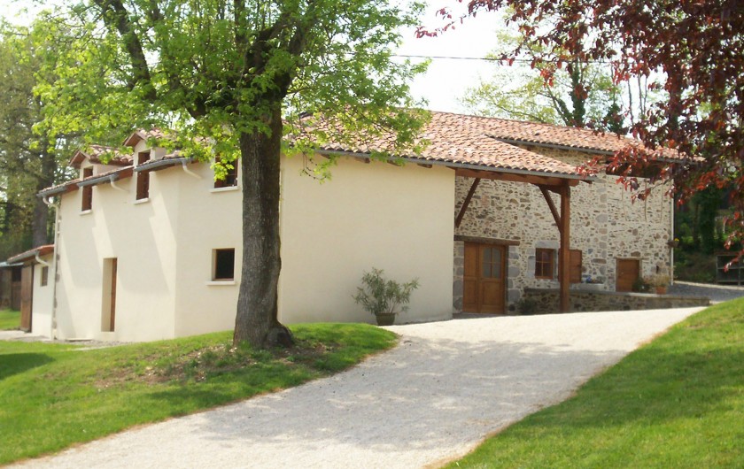 Location de vacances - Gîte à Saint-Étienne-de-Maurs - Côté est : chemin d'accès au gîte et entrée
