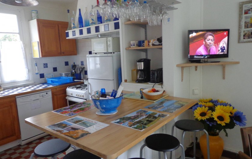 Location de vacances - Villa à Quiberon - cuisine bien équipée (côté droit)  avec plan de travail
