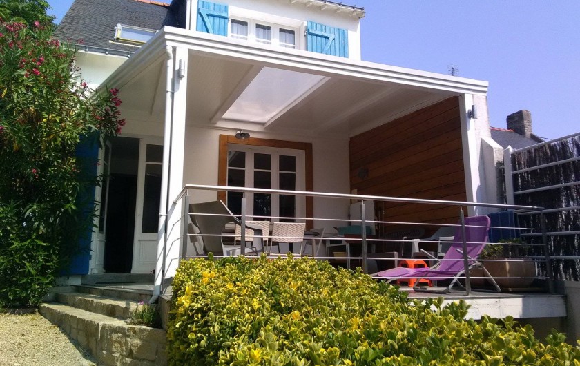 Location de vacances - Villa à Quiberon - Côté jardin : Pergola aménagée avec salon de jardin et plancha