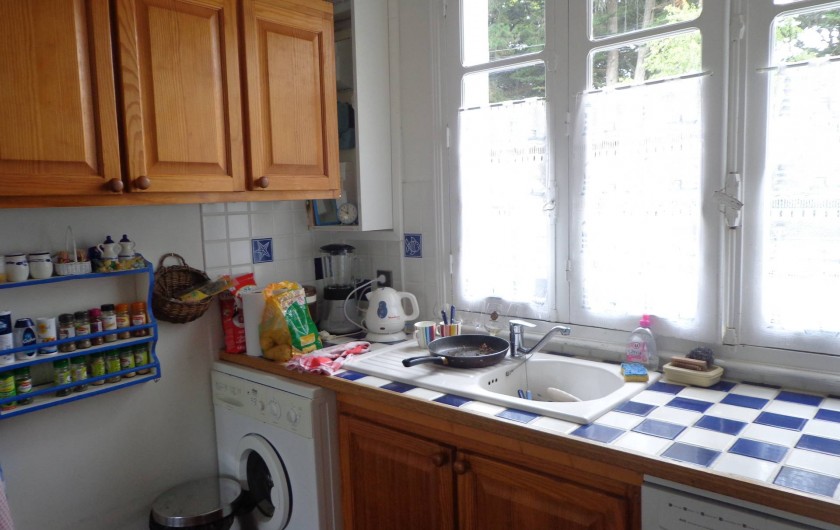 Location de vacances - Villa à Quiberon - cuisine côté gauche avec lave linge........