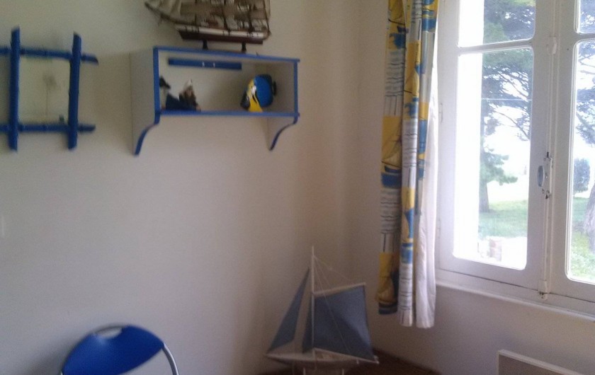 Location de vacances - Villa à Quiberon - moyenne chambre, en face des lits.